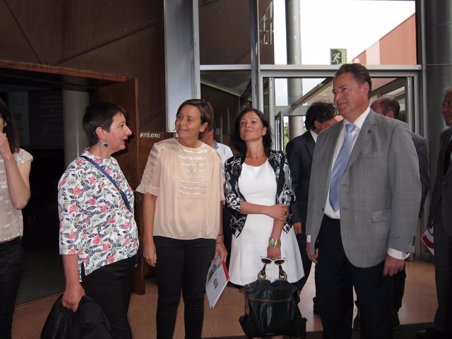 Alcaldesa Antes Del Acto De La Fidma,, Junto A Felisa Soria, Almudena Cueto Y Fe