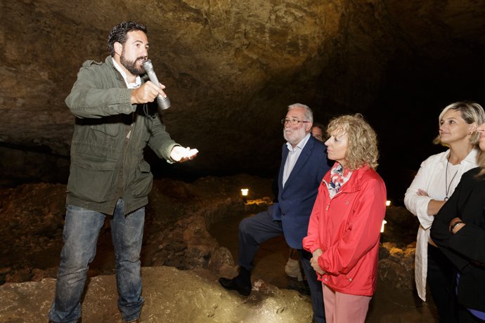 El investigador principal explica el proyecto a las autoridades