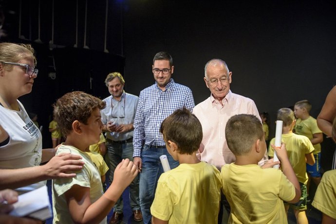 El alcalde de Tabernas y el presidente de la Diputación dan diplomas