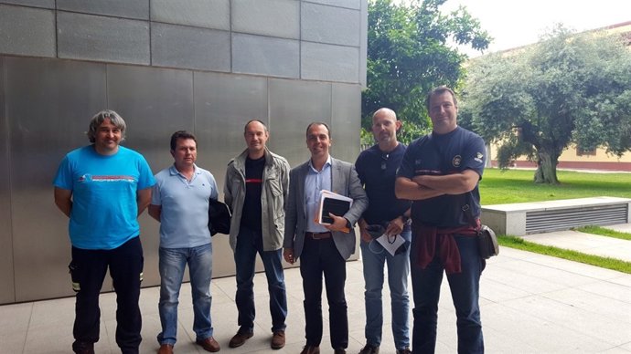 Millán reunido con los bomberos.