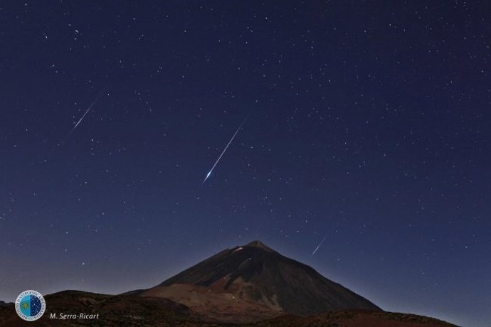 Lluvia de estrellas fugaces Perseidas sobre el Teide el 13 de agosto de 2014