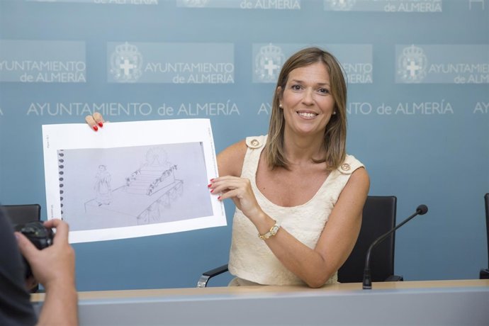 La concejal de Tradiciones muestra un boceto de la carrazo de María del Mar