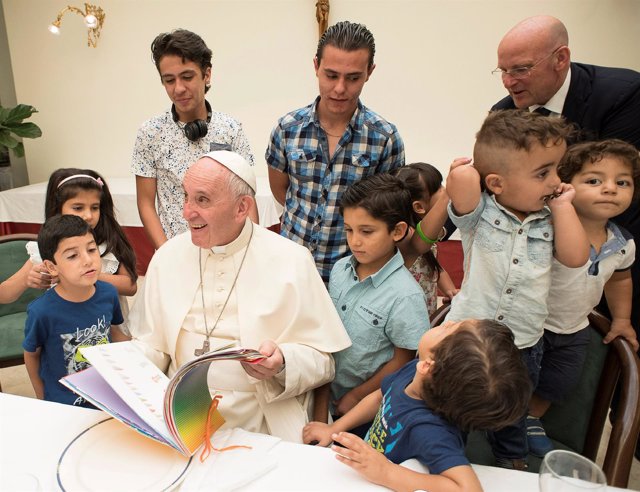 El Papa Francisco con refugiados sirios en el Vaticano