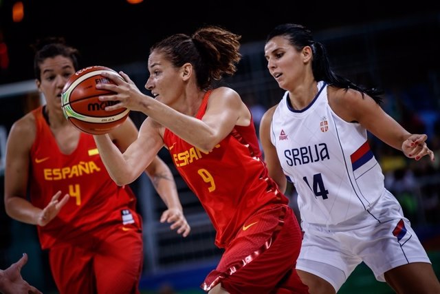 Laia Palau dirige un contraataque ante Serbia en Río 2016