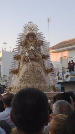 La Virgen del Rocío procesiona con motivo del bicentenario del Rocío Chico