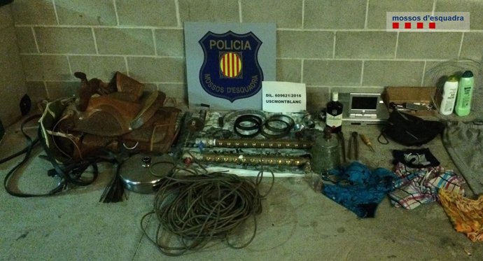 Objetos decomisados por los Mossos d'Esquadra de dos robos en Tarragona