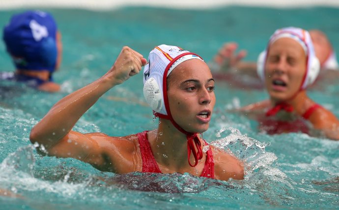 Beatriz Ortiz celebra la victoria de la selección española femenina de waterpolo