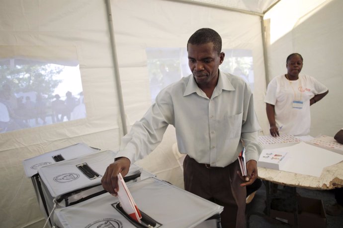 Un hombre vota en la primera vuetla electoral en Haití