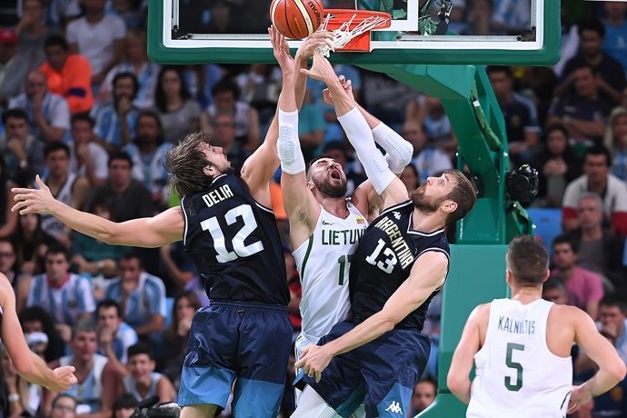 Nocioni y Valanciunas en el Lituania - Argentina de los Juegos Olímpicos