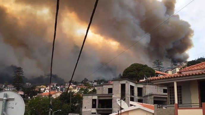 Las llamas se acercan al centro de Funchal (Madeira)