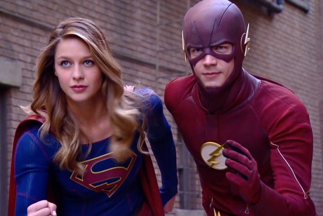 The Flash y Supergirl en un crossover musical 