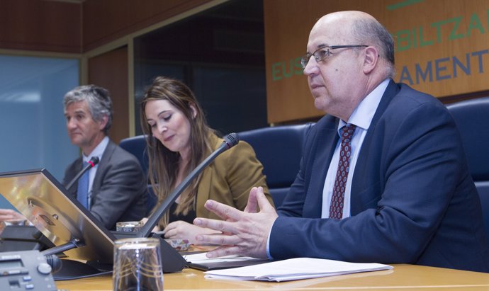 Juan Calparsoro en el parlamento vasco
