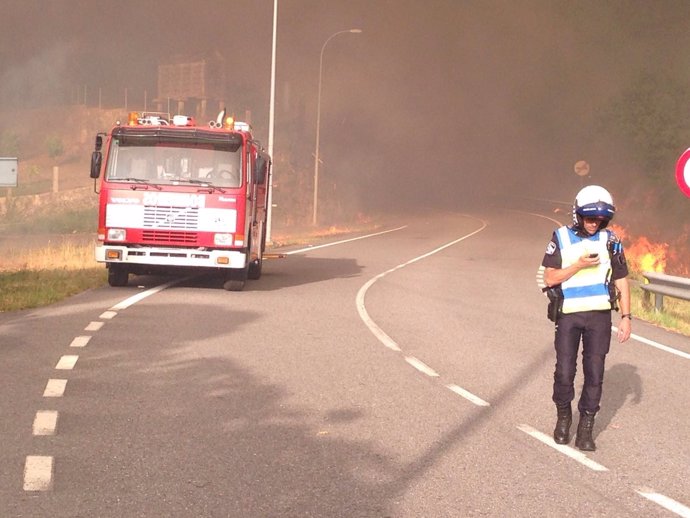Desalojo de los vecinos a causa de un incendio forestal en Cotobade (Pontevedra)