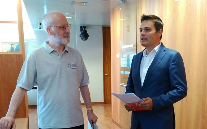 Bonifacio Lorenzo charla con Pedro de Rueda en el Parlamento.