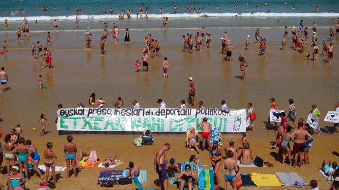 Movilización de Etxerat en la playa de la Concha