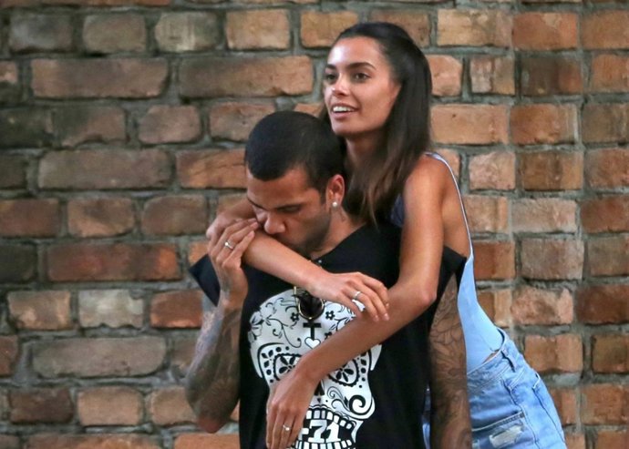 Dani Alves y Joana Sanz/ Cordon Press