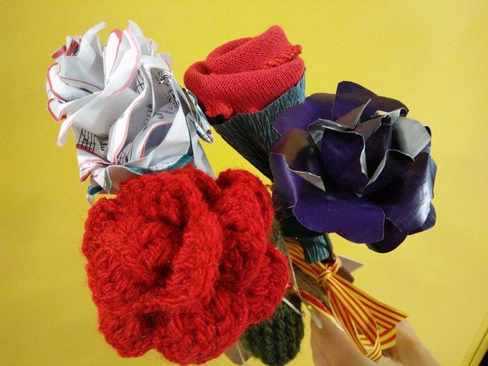 Rosas artesanales elaboradas en centros especiales de trabajo