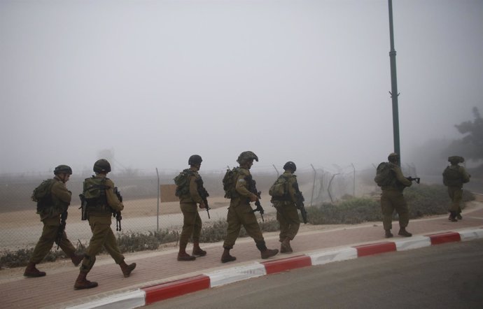 Militares israelíes patrullan en Gaza. 