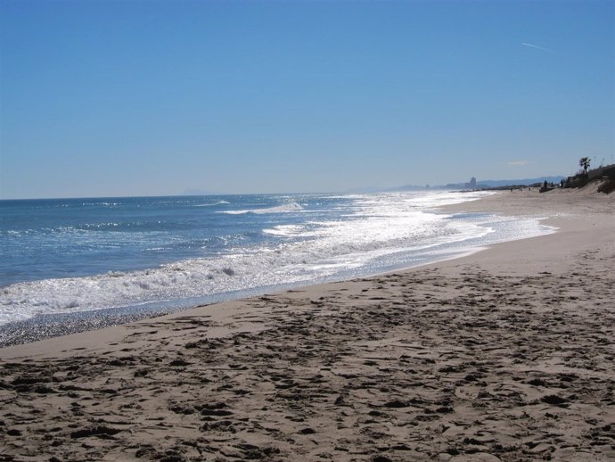 La falta de arena en la playa reduce el espacio entre las viviendas y el mar