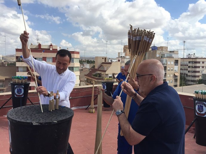 El alcalde de Elche, Carlos González, en la colocación de los primeros cohetes