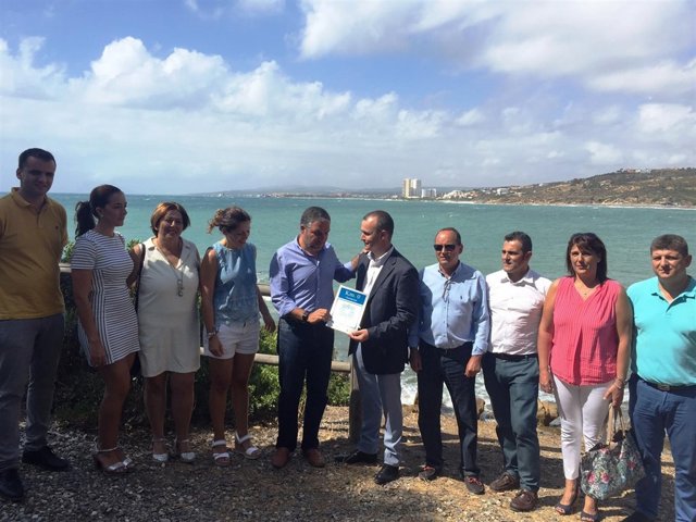 Elías Bendodo en la Senda Litoral en Manilva