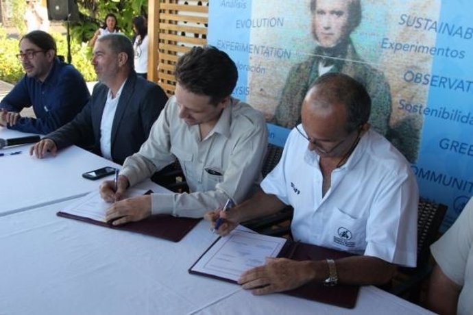 Canciller de Ecuador y director Fundación Charles Darwin firman convenio 