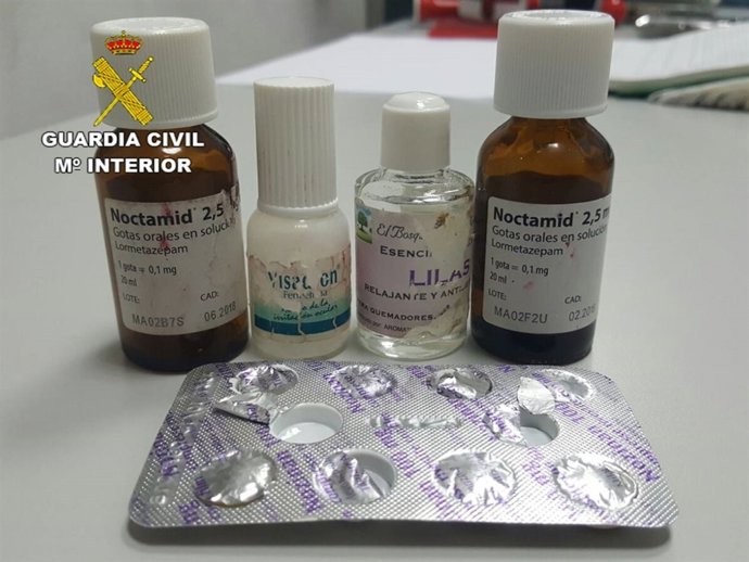 Botes de fármacos con los que supuestamente drogaron al hombre