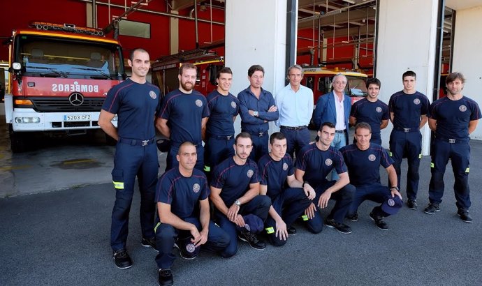 El alcalde con los nuevos bomberos 