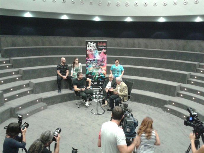 Sentados en el centro: Josep Vicent, Michael Nyman y Cesar Augusto Asencio