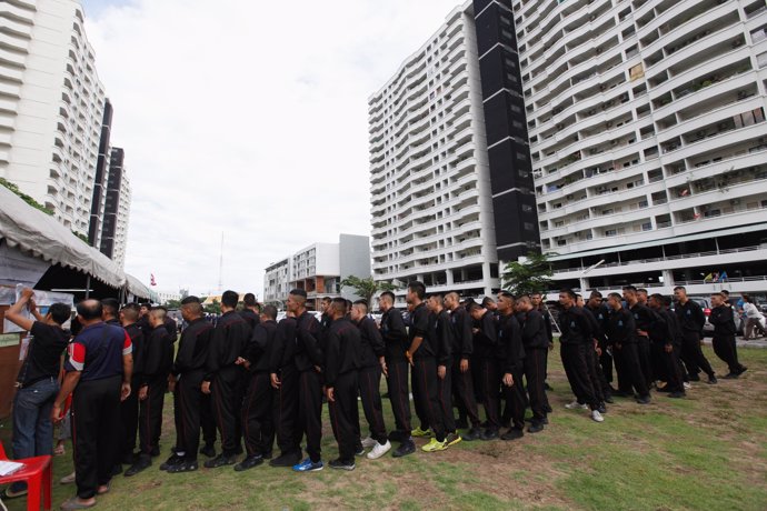 Militares haciendo cola para votar en el referéndum constitucional de Tailandia