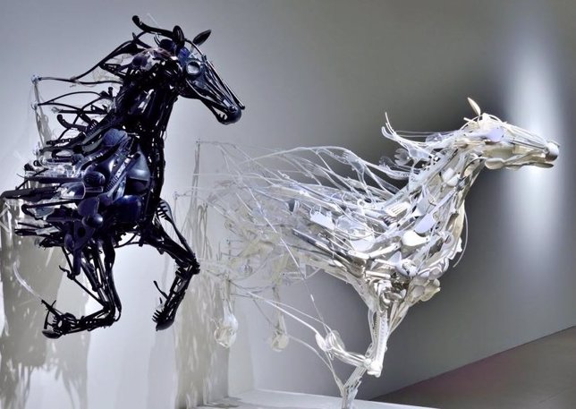 Restos de plástico convertidos en llamativas esculturas 