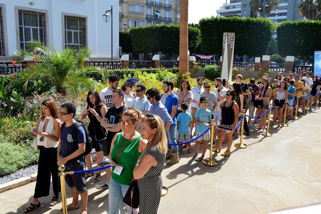 Colas para visitar el 'Trono de hierro' de la serie Juego de Tronos