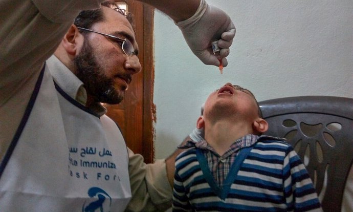 El docto Hussein atiende a un niño en un hospital apoyado por MSF en Alepo