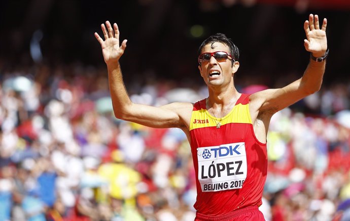 Miguel Angel Lopez celebra su oro en el Mundial de Pekín