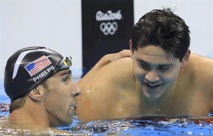 Phelps felicita a Schooling tras su victoria en los 100 mariposa