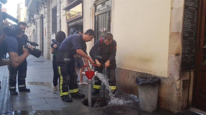 Bomberos de Barcelona en el recorrido de prevención para la Festa de Gràcia
