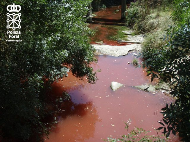 Río Juslapeña teñido de rojo en Orkoien