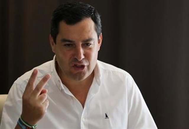 Juanma Moreno durante la entrevista