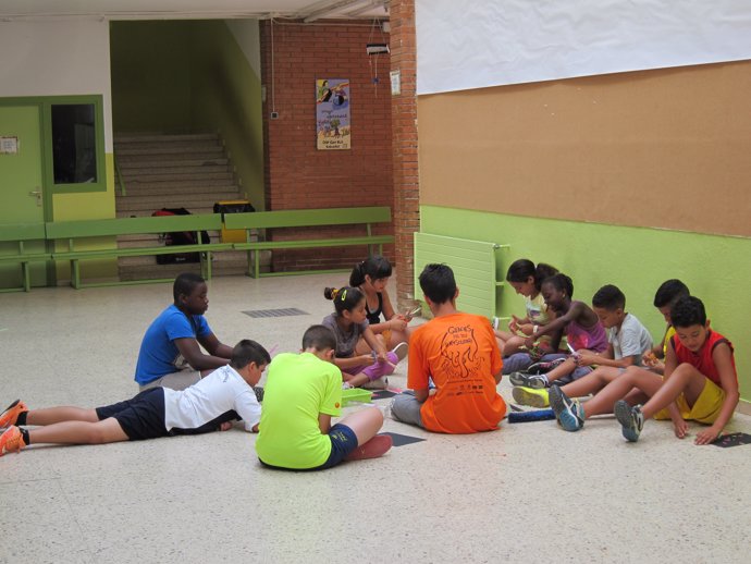 Niños en un 'casal' de la Associació Juveni Esquitx de Sabadell