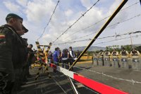 Colombia pide a los venezolanos que no salgan masivamente a cruzar la frontera