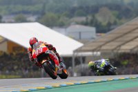 Marc Márquez sufre una caída en los libres y se daña el hombro izquierdo