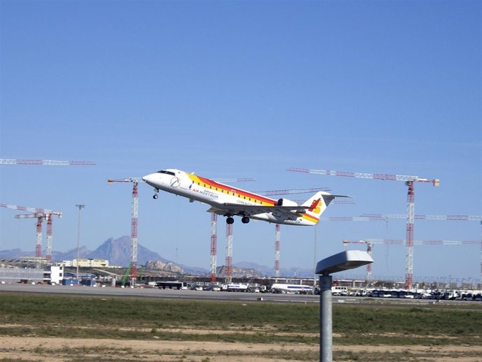 Avión En El Aeropuerto De El Altet
