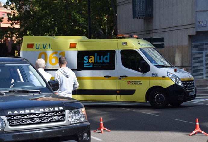 Ambulancia que ha atendido y trasladado este viernes al agresor.