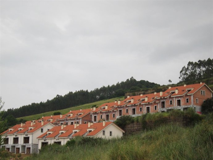 Casas ilegales. Viviendas con sentencia derribo. Demolición construcciones. 