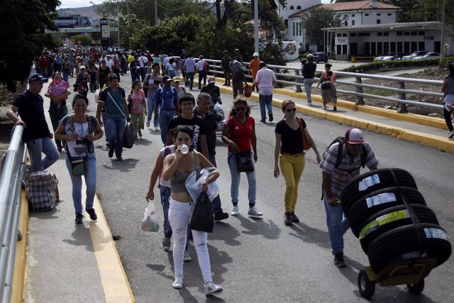 Venezolanos y colombianos transitan el paso fronterizo 