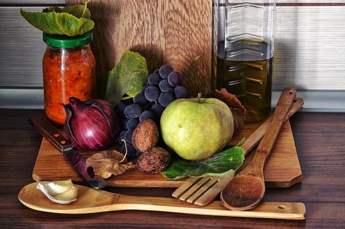 Comida saludable, fruta, verdura, nueces, ajo, aceite, cebolla, manzana