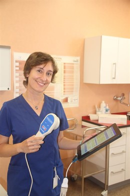 Neuróloga, especialista en Epilepsia, Irene Villegas, con el estimulador vagal