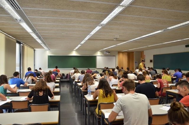 Alumnos haciendo un examen