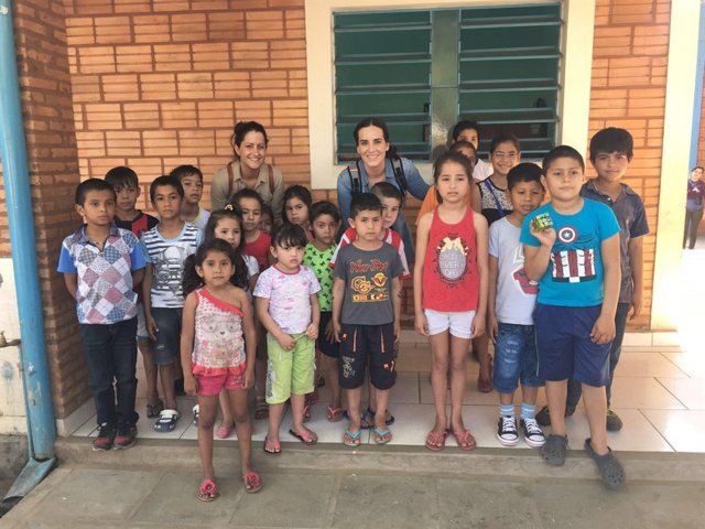 Nuria Garro y Sarah Carrica con parte de los alumnos de los centros