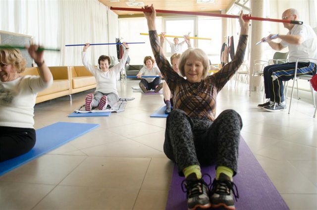 Mujer mayor haciendo gimnsasia, mujeres mayores haciendo gimnasia